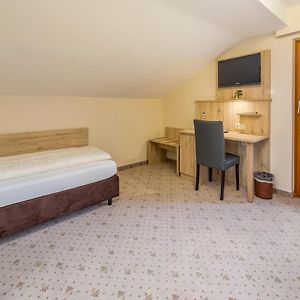 Zimmer mit Kingsize-Bett