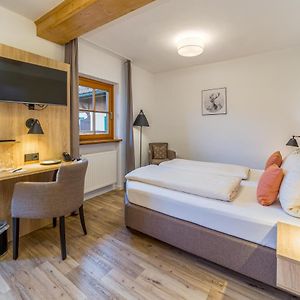 Zimmer mit Kingsize-Bett